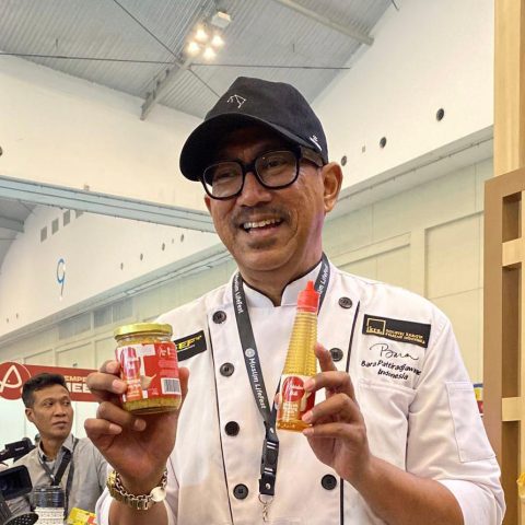 chef yang memegang produk mbrebes mili food