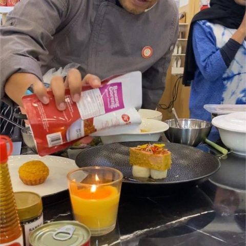 chef yang menaburkan produk mbrebes mili pada masakannya